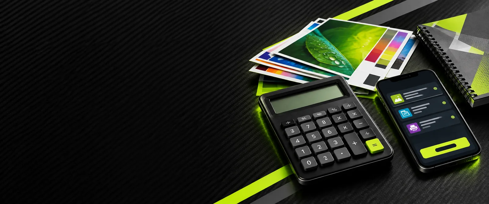 Calculadora, celular com orçamento e impressos coloridos